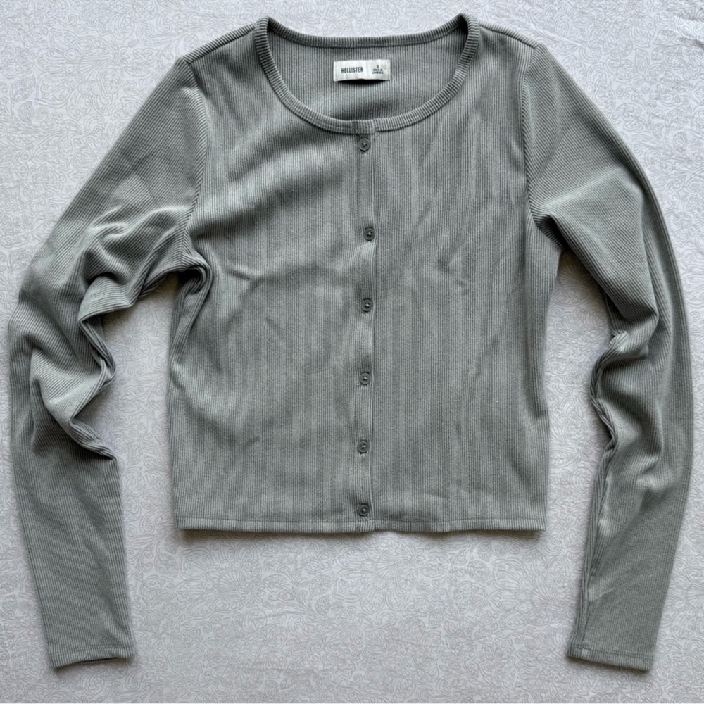 Hollister Women's Gray Button-Down Shirt